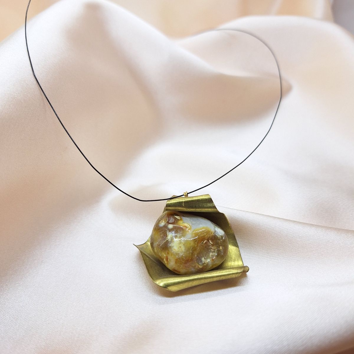 Ogrlica Ahatna nota od mjedi, ahata i čelične užadi