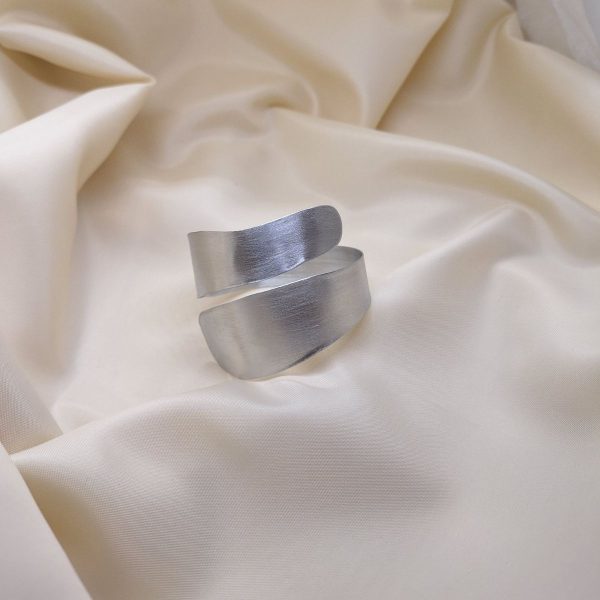 Serpentina narukvica od aluminija s valovitom metalnom formom