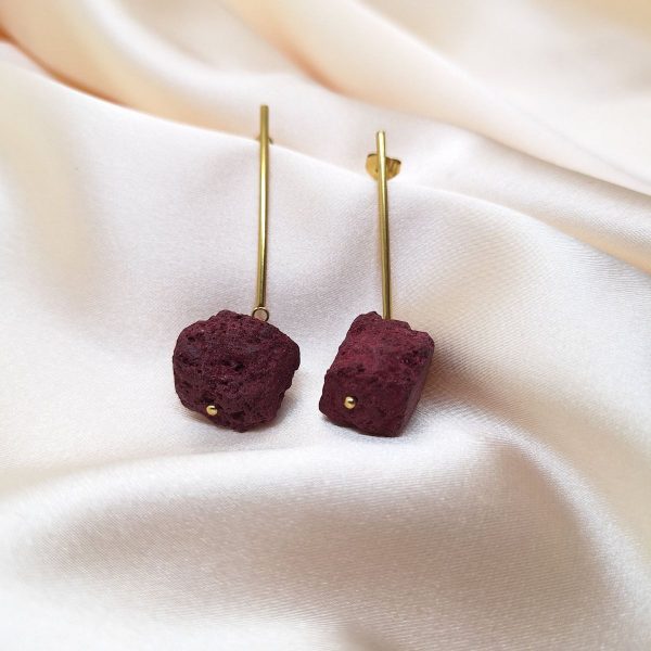 Naušnice Vulkanska elegancija s lavom u crvenoj i crnoj varijanti na metalnoj liniji