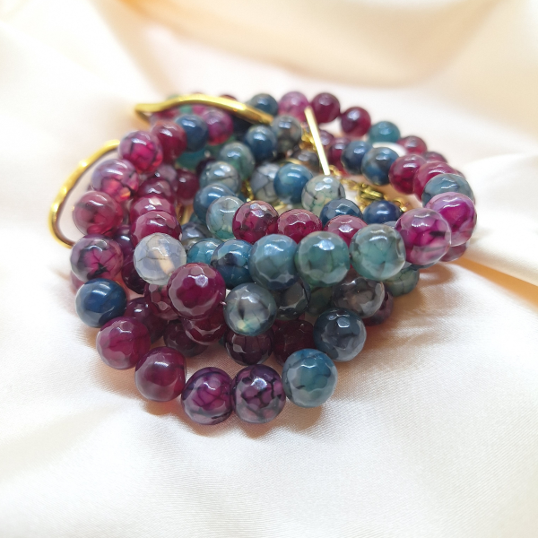 Ogrlica Imperial Ahat u crveno-plavim tonovima s metalnim elementom